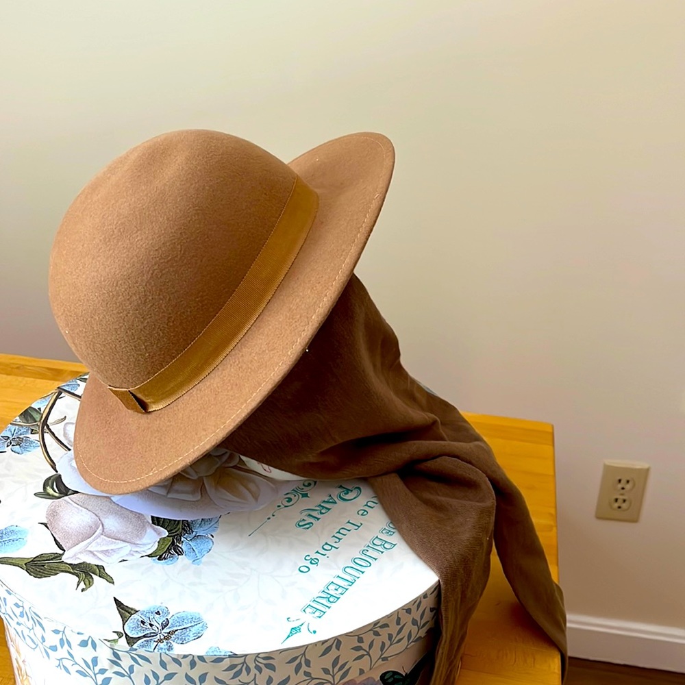 NWOT Liz Claiborne Women’s Tan 100% Wool Felt Fedora Scarf Hat